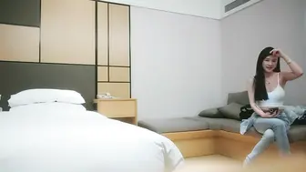 【利哥探花】吊带小背心顶级小骚货，170CM黑丝大长腿，扭动屁股磨屌，特写深喉插嘴，穿着高跟鞋骑乘