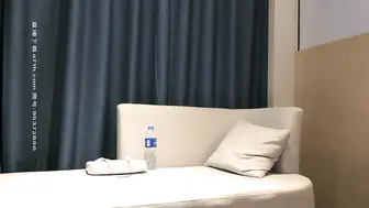 【小宝寻花】约了个白衣高颜值妹子，床上骑坐摸奶抽插抬腿侧入大力猛操