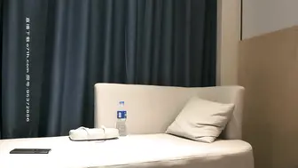 【小宝寻花】约了个白衣高颜值妹子，床上骑坐摸奶抽插抬腿侧入大力猛操