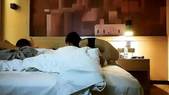 【夜客交换】第一次约良家夫妻换妻4P，吃奶玩逼69口交，人妻太骚直接往男主嘴里尿尿，主动上位抽插