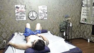 【性爱那点事】按摩店勾搭两个骚女技师玩双飞，黑丝制服诱惑淫声荡语，深喉口交胸推乳交，一边草一边抠真刺激