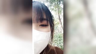 【有奶水的小少妇】农村小媳妇，留守在家寂寞了，跑到小树林里，挤奶水，抠骚逼，紧张刺激有趣