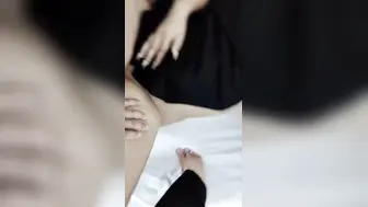 带着我的朋友一起和我的小姨玩，小姨直呼太爽了 小姨的身体敏感多汁，被我们轮番挑逗，她淫语不断