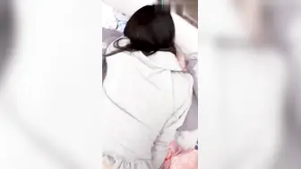 真实乱伦原创下雨天爸妈不在家和妹妹独处，趁她打王者开语音的时候，强行插入让她对着手机放肆淫叫