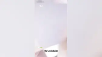 真实家庭乱伦 熟女母亲和亲儿子肛交 享受儿子凶猛地征服她身体的每一寸肌肤。