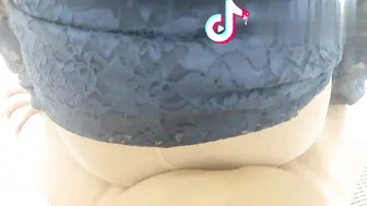 老妈蓝色战袍抖音变装，太骚了太勾引人了，必须中出她 第一部
