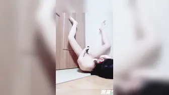 【n号房】超级大胆的小母狗在自己父母的卧室门口自慰不知道她爸突然开门会怎么样