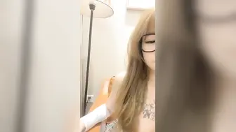 美乳纹身眼镜萝莉被小哥无套猛插