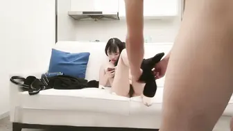 黑衣苗条嫩妹，穿上开裆黑丝口交上位抱着屁股操