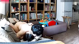 韩国居家自拍！年轻夫妻沙发上打炮，大奶美娇妻伸开修长双腿让老公插入