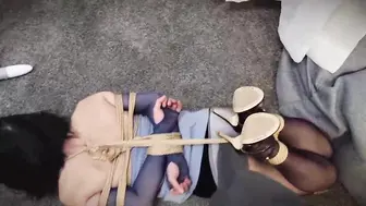 6【应召女郎捆绑调教实录】应召女郎上门服务，被严厉调教，吊缚+驷马，脚踢打pp，棒棒强G，猛烈挣扎，叫声销魂，第一视角超欲画面（黑丝，高跟鞋，蒙眼封嘴）